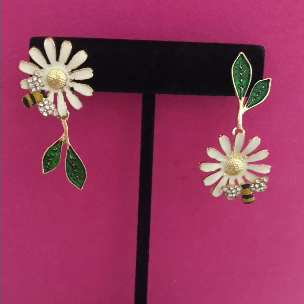 NWT Floral Daisy Drop Earrings with Bee Accents - White & Green